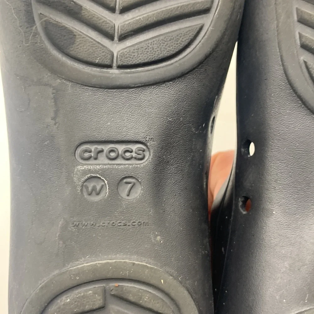 Crocs black pointy ballet flat size 7. CR3723C - Picture 7 of 7